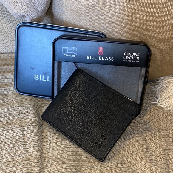 ♣️NWT Bill Blass Black Genuine Leather RFID Traveller Wallet